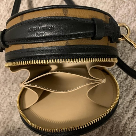 Louis Vuitton Handbags - In 1 person's bag